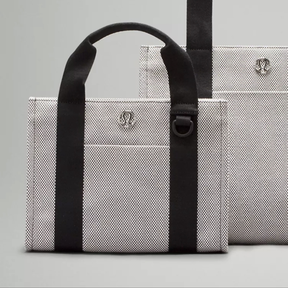 NEW w/ tag Lululemon Two Tone Canvas Tote Bag 4.5L Anchor / Light Ivory / Black - Picture 12 of 13